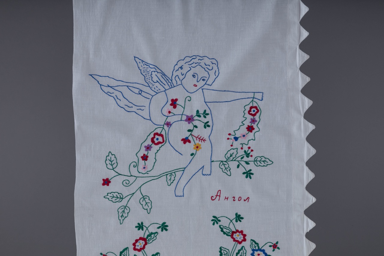 Вишита завіска з двох частин